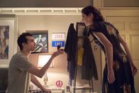 Man Seeking Woman – Josh Greenberg (Jay Baruchel, l.); Lucy (Katie Findlay, r.)