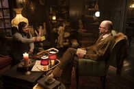 What We Do in the Shadows – Topher Delmonico (Haley Joel Osment, l.); Colin Robinson (Mark Proksch, r.)