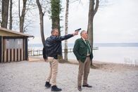 Hubert ohne Staller – Eine hupende Alarmanlage führt Hubert (Christian Tramitz, l.) und Girwidz (Michael Brandner, r.) in einen Campingpark am Starnberger See. Sie vermuten einen Einbruch ...