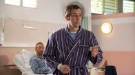 Death in Paradise – Obwohl sich DI Parker (Ralf Little, r.) nach einer allergischen Reaktion im Krankenhaus erholen soll, bringen ihn die Ermittlungen zum plötzlichen Tod seiner Krankenschwester auf Hochtouren.