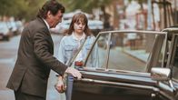 Der große Rudolph – Chauffeur Froeschl (Pavel Travnicek) öffnet Evi (Lena Urzendowsky) die Tür zu Moshammers Rolls Royce.