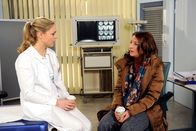 Rote Rosen – ARD ROTE ROSEN FOLGE 1255 Uhr im ERSTEN. Carla (Maria Fuchs, r.) erzählt Britta (Jelena Mitschke, l.) von ihrer Angst, Torben in Scarletts Arme zu treiben.