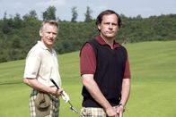 Die Rosenheim-Cops – Christian Randlhuber (Joachim Iffland, l.) und sein Golfpartner Thomas Hartinger (Olaf Schürmann) ahnen, dass das Erscheinen der Polizei unangenehm werden kann.