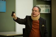 Merz gegen Merz – Ludwig (Michael Wittenborn) sieht ein, dass er nicht mehr selbst Auto fahren kann und ist bereit, seinen Führerschein abzugeben.