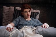 The Mick – Nachdem Chip (Thomas Barbusca) seine Geschwister belauscht und erfahren hat, dass beide ihn nicht mögen, ist er zutiefst betrübt und stellt sie zur Rede. Doch wird er nach dem Gespräch wirklich glücklicher sein?