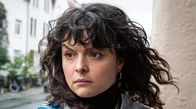 Tatort – Die alleinerziehende Mutter Rani Ewers (Via Jikeli) fühlt sich verfolgt.
