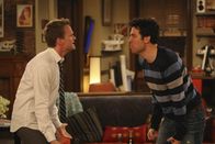 How I Met Your Mother – Barney (Neil Patrick Harris, l.) und Ted (Josh Radnor, r.) streiten sich um Robin wie zwei kleine Jungs um ein Spielzeug, das sie unbedingt haben wollen, weil es jetzt ein anderer hat ...