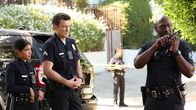 The Rookie – Officer Grey (Richard T. Jones, r.) überträgt John Nolan (Nathan Fillion, M.) und seinem Rookie Celina Juarez (Lisseth Chavez, l.) die Verantwortung für die Ermittlungen in einem ungewöhnlichen Mordfall.
