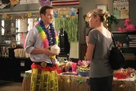 Monk – Lt. Randall Disher (Jason Gray-Stanford, l.) und Natalie Teeger (Traylor Howard, r.) amüsieren sich auf Captain Leland Stottlemeyers Hawaii-Party, auf die Monk nicht eingeladen wurde ...