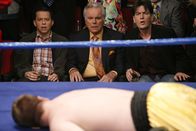 Two and a Half Men – Charlie (Charlie Sheen, r.) und Alan (Jon Cryer, l.), lassen sich von Teddy (Robert Wagner, M.) zu einem Boxkampf in Las Vegas einladen und sind beeindruckt von seinem Privatflugzeug, seiner Limousine und seiner Freigebigkeit, was Eiscreme und Prostituierte betrifft ...