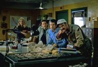 Tremors 2 - Die Rückkehr der Raketenwürmer – v.l.n.r.: Kate 'White' Reilly (Helen Shaver), Grady Hoover (Christopher Gartin), Ears Bassett (Fred Ward) und Burt Gummer (Michael Gross) machen sich auf die Jagd nach den Monsterwürmern.