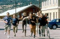 Rat Race – Gierig nach zwei Millionen Dollar wagen (v.l.) Randy Pear (Jon Lovitz), Duane Cody (Seth Green), Tracy (Amy Smart), Blaine Cody (Vince Vieluf), Vera Baker (Whoopi Goldberg), Enrico Pollini (Rowan Atkinson), Owen Templeton (Cuba Gooding Jr), Nick Schaffner (Breckin Meyer) und Merrill Jennings (Lanei Chapman) eine verrückte Reise von Las Vegas nach Silver City.