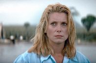 Der Buschpilot – Charlotte (Catherine Deneuve) ist im Auftrag eines Reiseunternehmens in Afrika. Ihr dort lebender Ex-Mann Victor weist sie zunächst ab, als sie ihn darum bittet, in ein gefährliches Gebiet zu fliegen.