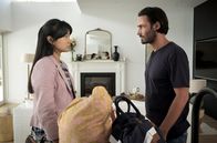 Nach dem Prozess – Dom (Richard Brancatisano) verweigert Clara (Michelle Lim Davidson) den Kontakt zu ihren Kindern, solange sie mit Heidi befreundet ist.