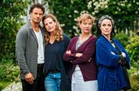 Meine Mutter ... – Die Mütter Heidi (Margarita Broich, 2. von rechts) und Luise (Sabine von Maydell, rechts) sorgen für Spannungen vor der Hochzeit von „Toni“ (Diana Amft) und Rufus (Stephan Luca, links).