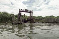 Inselwelt New York – Im Stadtgebiet von New York, genauer im East River, liegt die unbewohnte Insel North Brother Island. Für die Öffentlichkeit nicht zugänglich, sind die hier stehenden Gebäude inzwischen zugewachsen.