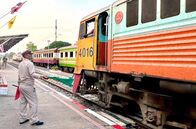 Mit dem Zug ... – Mit grünen Fahnen geben die Fahrdienstleiter an den thailändischen Bahnhöfen die Einfahrt frei.