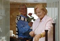 Das Wunder der Liebe – Charmeur Konstantin (Siegfried Rauch) macht seiner Verkäuferin Elisabeth (Ruth Maria Kubitschek) den Hof.