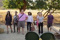 The Last Man on Earth – v.l.n.r.) Erica (Cleopatra Coleman), Lewis (Kenneth Choi), Todd (Mel Rodriguez), Gail (Mary Steenburgen), Carol (Kristen Schaal), Melissa (January Jones) und Tandy (Will Forte) komplizierter als gedacht ...