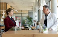 In aller Freundschaft – Roland Heilmann (Thomas Rühmann) berichtet seiner Freundin Katja Brückner (Julia Jäger) vom Verlauf der OP. Katja wiederrum erzählt Roland, dass der Autounfall ihres Noch-Ehemannes genau in dem Moment passierte, als die beiden am Telefon gestritten haben und das Stefan gegen eine Scheidung ist.
