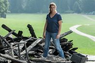 Der Bergdoktor – Anne Meierling (Ines Lutz) steht inmitten der Trümmer ihrer Existenz.