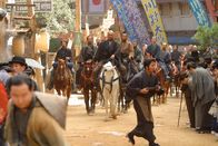 Last Samurai – Der letzte Samurai Katsumoto (Ken Watanabe, M.) und seine Krieger nehmen Nathan (Tom Cruise, r.) als Gefangener mit in die Berge. Hier wird er nicht etwa schlecht behandelt, sondern wie ein Freund behandelt. Er darf sich sogar frei bewegen ...