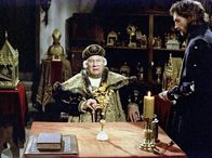 Luther – Friedrich der Weise (Sir Peter Ustinov, Mitte) und Georg Spalatin (Benjamin Sadler) stehen auf der Seite des Reformators Luther.