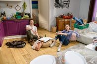 Sturm der Liebe – Joshua (Julian Schneider, l.) und Denise (Helen Barke, r.) kommen sich bei der Wohnungsrenovierung näher.