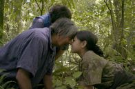 Neuseeland - Wald der Riesen – Tali und ihr Großvater machen den Maori-Gruß, nachdem sie einen Totara gepflanzt haben.