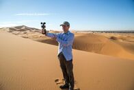 24 Stunden Erde – Prof. Charlie Bristow untersucht in der Sahara, wie festes Erdreich Ozeane überqueren kann.