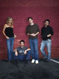 It's Always Sunny in Philadelphia – (1. Staffel) - Durch die geschäftlichen Schwierigkeiten ihrer Bar wird auch die Freundschaft immer wieder auf eine harte Probe gestellt: Mac (Rob McElhenney, 2.v.l.), Charlie (Charlie Day, r.), Dennis (Glenn Howerton, 2.v.r.) und Dee (Kaitlin Olson, l.) ...