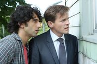 Die Detektive – (v.li.) Serkan Kaya (Ronnie Galafinides), Johannes Zirner (Felix Kukla).