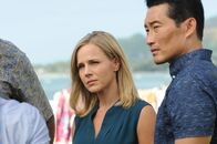 Hawaii Five-0 – Während Kono schweren Herzens Abschied von Adam nehmen muss, da dieser seine Haftstrafe antritt, müssen Abby (Julie Benz, l.) und Chin (Daniel Dae Kim, r.) im Mordfall von Ben Nakano ermitteln ...