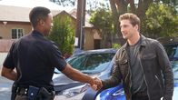 The Rookie – Jackson West (Titus Makin Jr., l.) trifft auf den Schauspieler Sterling Freeman (Daniel Lissing, r.), der ihn für sein Fahrmanöver lobt.