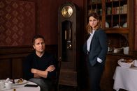 Wilsberg – Tobias Eichholz (Lasse Myhr) und Sophie Lowitz (Julia E. Lenska) fühlen sich zu unrecht verdächtigt.
