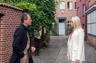 Rote Rosen – Monas (Jana Hora-Goosmann, h.) Eifersucht wird geschürt, als sie Andreas (Herbert Schäfer, l.) zusammen mit Amelie (Lara-Isabelle Rentinck, r.) sieht.