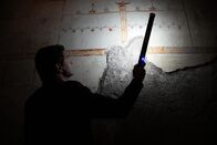 Schätze des Römischen Reichs – Der Archäologe Darius Arya beleuchtet die unterirdischen Überreste eines Freskos in der Domus Aurea von Kaiser Nero in Rom. (Quelle: National Geographic)