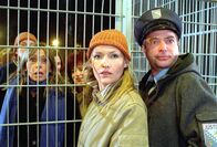 Hinter Gittern - Der Frauenknast – Ariane (Katharina Zapatka, Mi.) hat Kittler (Egon Hofmann) becirct und ihm in einem passenden Moment die Schlüssel entwendet, die sie an Jeanette (Christine Schuberth, li.) weiter gibt. In dieser Situation kommt zufällig Möhrchen vorbei...