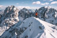 Bergwelten – Niki Sagmeister beim Stapfen beim Rinnenaustieg der Huda Paliza in den julischen Alpen