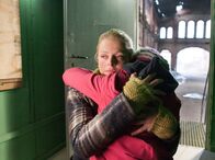 Polizeiruf 110 – rbb Fernsehen POLIZEIRUF 110: BLUTIGES GELD, Deutschland 2010 Uhr. Norah Lindner (Isabell Gerschke) befreit Sarah Lund (Amber Marie Bongard) aus dem Bauwagen.