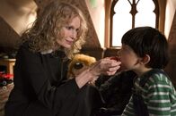 Das Omen – Damien’s (Seamus Davey-Fitzpatrick) Nanny, Mrs. Baylock (Mia Farrow), kennt und behütet sein dunkles Geheimnis.