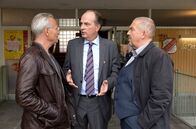 Tatort – Günther Kowatsch (Herbert Knaup, M) ist Bauunternehmer und Präsident des Karnevalsvereins „de Jecke Aape“. Die ermordete Tanztrainerin Elke Schetter sprach noch kurz vor ihrem Tod mit Ihm, das gibt er gegenüber den Kommissaren Max Ballauf (Klaus J. Behrendt, l) und Freddy Schenk (Dietmar Bär, r) zu.