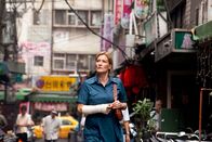 Der Chinese – Brigitta Roslin (Suzanne von Borsody) läuft durch die Straßen Kantons.