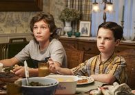 Young Sheldon – Als zwischen George und Meemaw ein Streit entfacht, suchen Georgie (Montana Jordan, l.), Sheldon (Iain Armitage, r.) und Missy nach einem Weg, um zu schlichten ...
