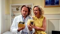Sturm der Liebe – ARD STURM DER LIEBE FOLGE 2953 Uhr im ERSTEN. Natascha (Melanie Wiegmann, r.) macht Michael (Erich Altenkopf, l.) ein nicht ganz uneigennütziges Geschenk. |