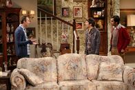 The Big Bang Theory – Howard (Simon Helberg, M.) reagiert entsetzt, als er feststellt, dass Stuart (Kevin Sussman, l.) immer noch nicht bei seiner Mutter ausgezogen ist, zu deren Pflege er den Freund engagiert hatte. Er und Raj (Kunal Nayyar, r.) wollen Stuart zur Rede stellen ...