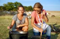 Zu Tisch ... – Mirabella und Elena kochen Lammeintopf