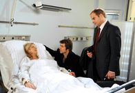 Rote Rosen – ARD ROTE ROSEN FOLGE 984 Uhr im ERSTEN. Sophie (Anne Apitzsch, l.) drängt Falk (Guido Broscheit, M.) endlich ihre Flucht zu organisieren (mit Mathias Klimsa, r.).