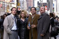 Monk – Lt. Randall Disher (Jason Gray-Stanford, l.), Sharona Fleming (Bitty Schram, 2.v.l.) und Captain Leland Stottlemeyer (Ted Levine, r.) begleiten Adrian Monk (Tony Shalhoub, 2.v.r.) nach Manhattan, wo der neue Botschafter Lettlands erschossen wurde ...