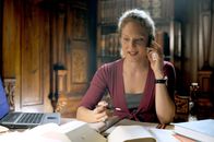 Der Bergdoktor – Im fernen Wien wundert sich Andrea (Tessa Mittelstaedt) über das plötzliche Auftauchen von Julia, der Ex-Verlobten von Martin.